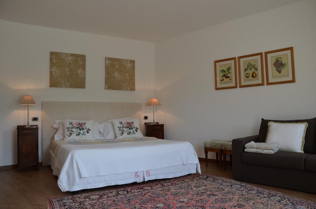 فندق Cascina Castagneto CastellʼAlfero الغرفة الصورة