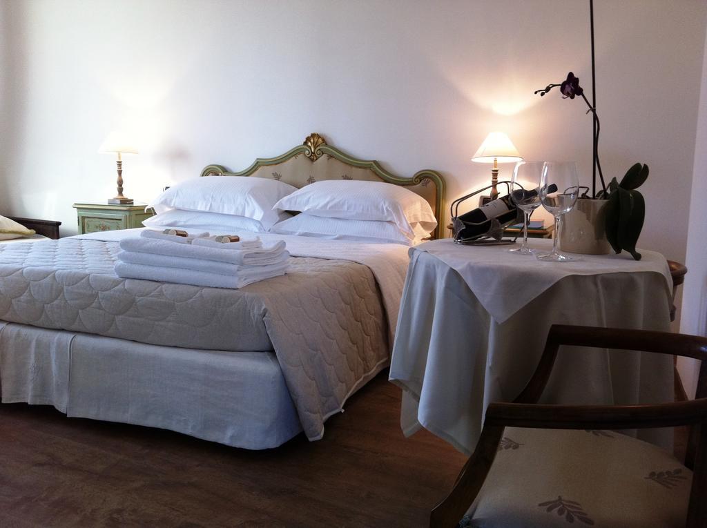 فندق Cascina Castagneto CastellʼAlfero الغرفة الصورة